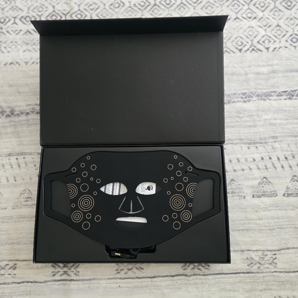 New LED Beauty Light Therapy Silicone Mask For Face With 7 Color Functions - Picture 4 of 7